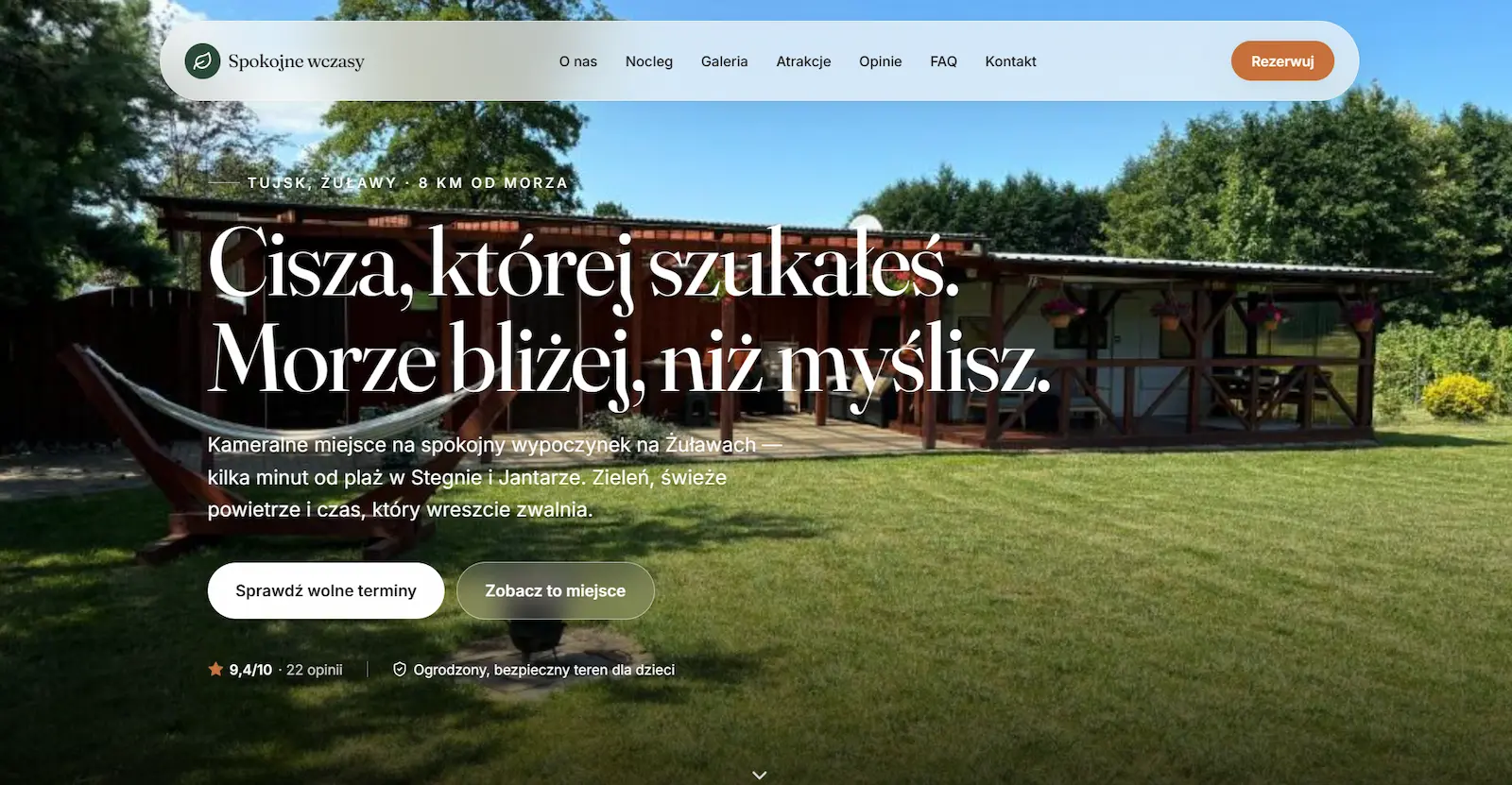 Strona internetowa agroturystyki Spokojne wczasy w Tujsku — widok sekcji powitalnej z ogrodem i hamakiem